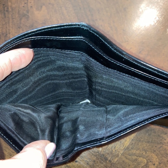 Ferragamo black patent bifold wallet featuring the iconic Double Gancini logo. - Picture 7 of 10